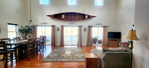 Peaceful, spacious waterfront oasis with 250ft waterfront & private beach, dock 