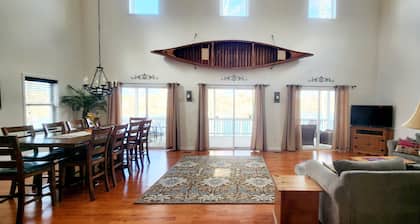 Peaceful, spacious waterfront oasis with 250ft waterfront & private beach, dock