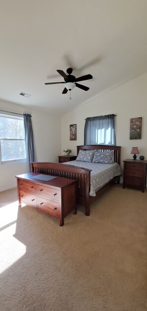 3 habitaciones, tabla de planchar con plancha y cuna de viaje 