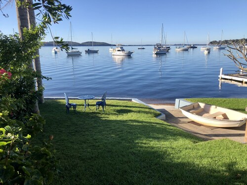 Quiet waterfront cottage