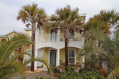 LAST MIN SPECIALS, 5 Bedrms, 4.5 Bath, private pool, Ocean View, Steps to Beach