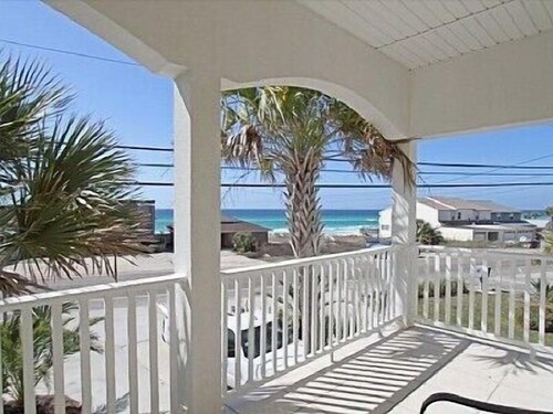 LAST MIN SPECIALS, 5 Bedrms, 4.5 Bath, private pool, Ocean View, Steps to Beach