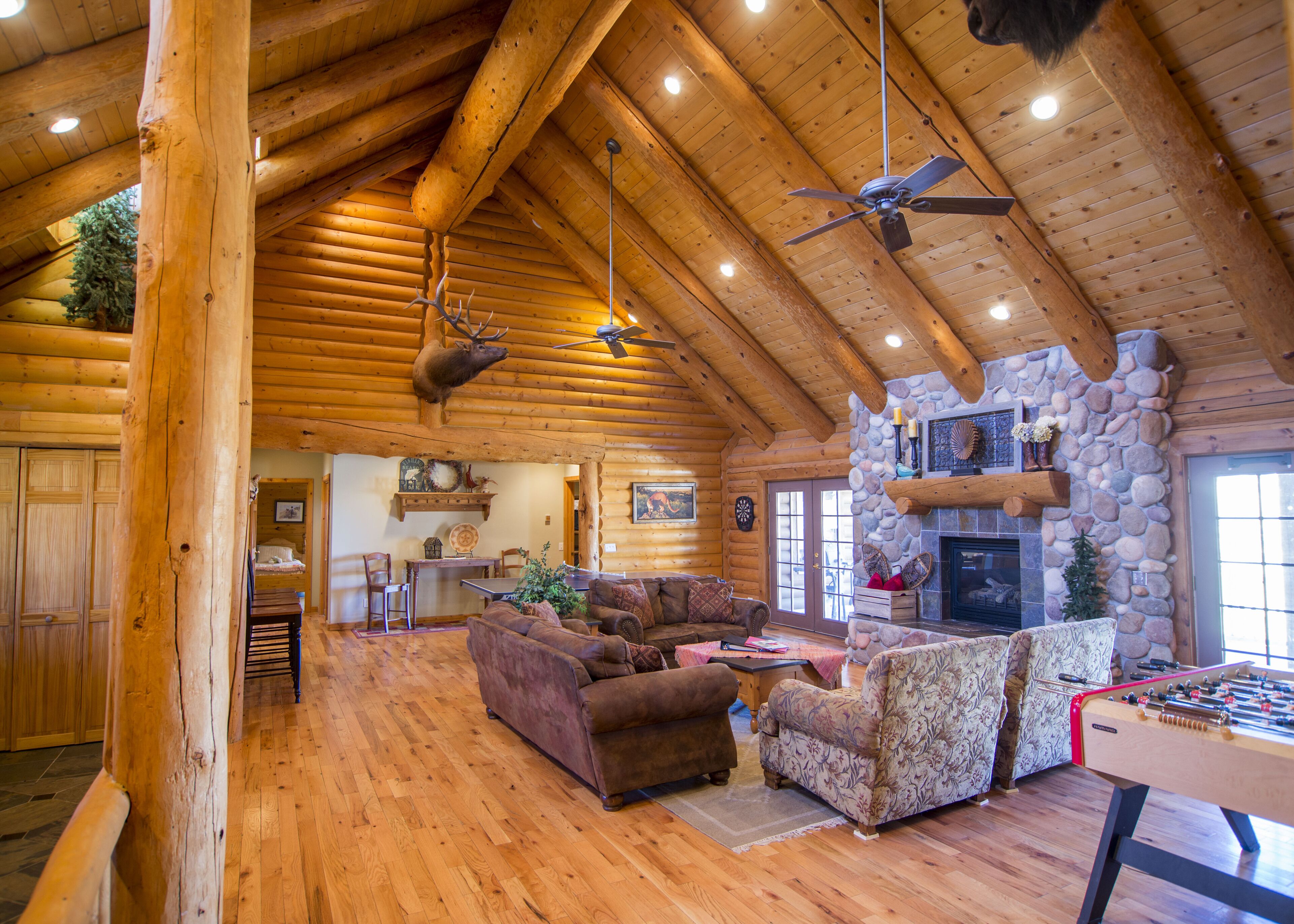 Roomy! Relax in luxury with country solitude and incredible mountain views.