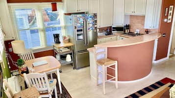 Geladeira, micro-ondas, fogão, cooktop