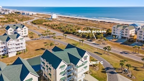 Un hôtel situé en bord de mer, composé de plusieurs bâtiments, offrant une vue dégagée sur l’océan et disposant d’un accès privé à la plage.