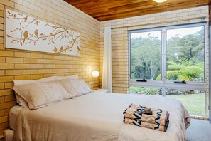 6 عدّة غرف نوم ومكواة/لوح كي وسرير سفر وواي فاي