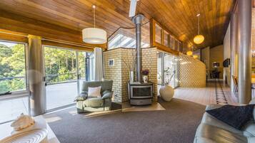 Smart TV, chimenea, reproductor de DVD y tenis de mesa