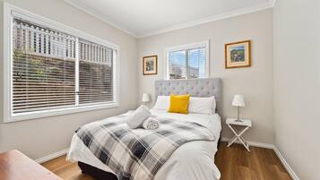 4 bedrooms, iron/ironing board, Internet, bed sheets