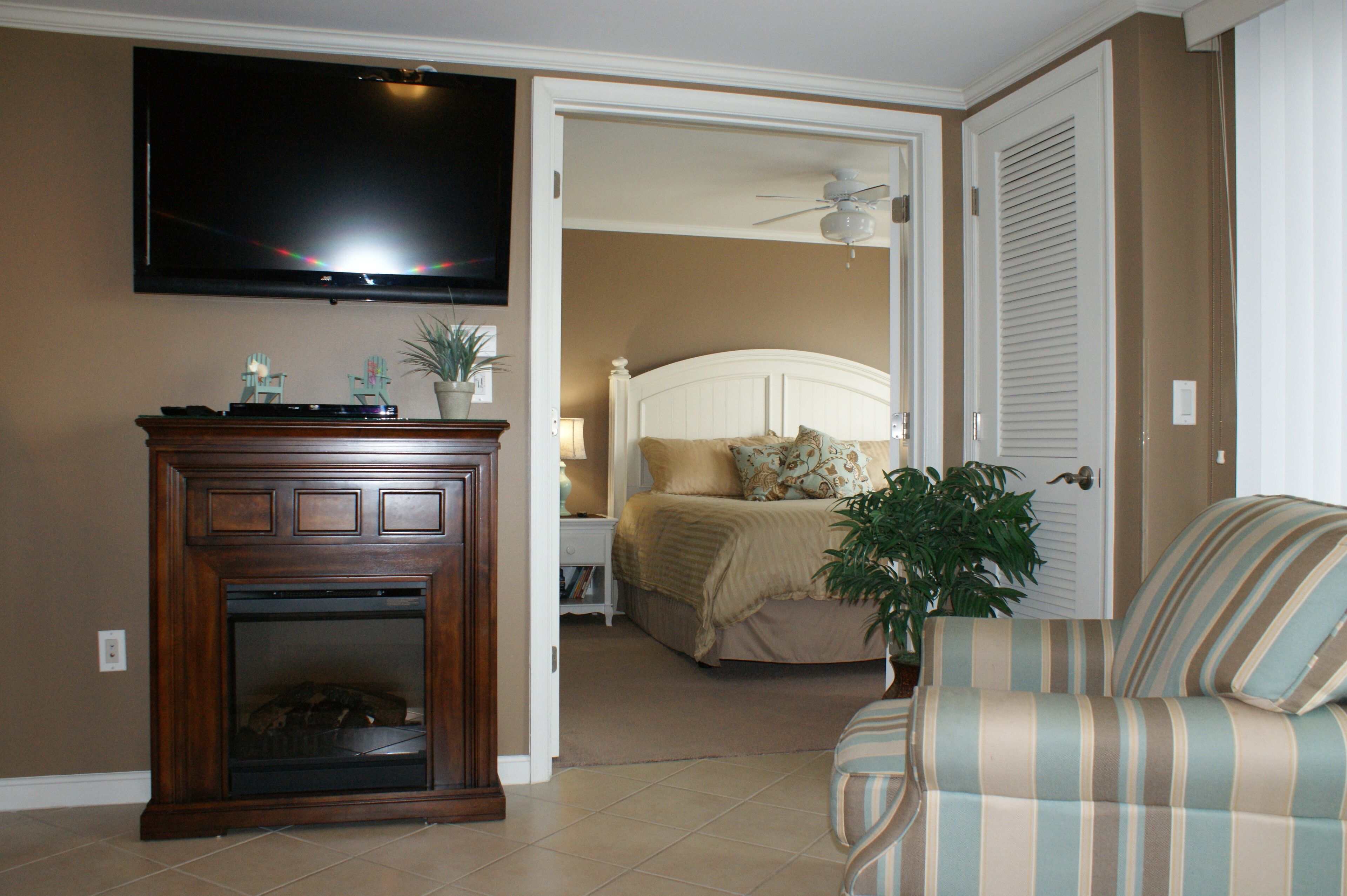 Bay Front Condo w/ Pool One Block from the Beach!