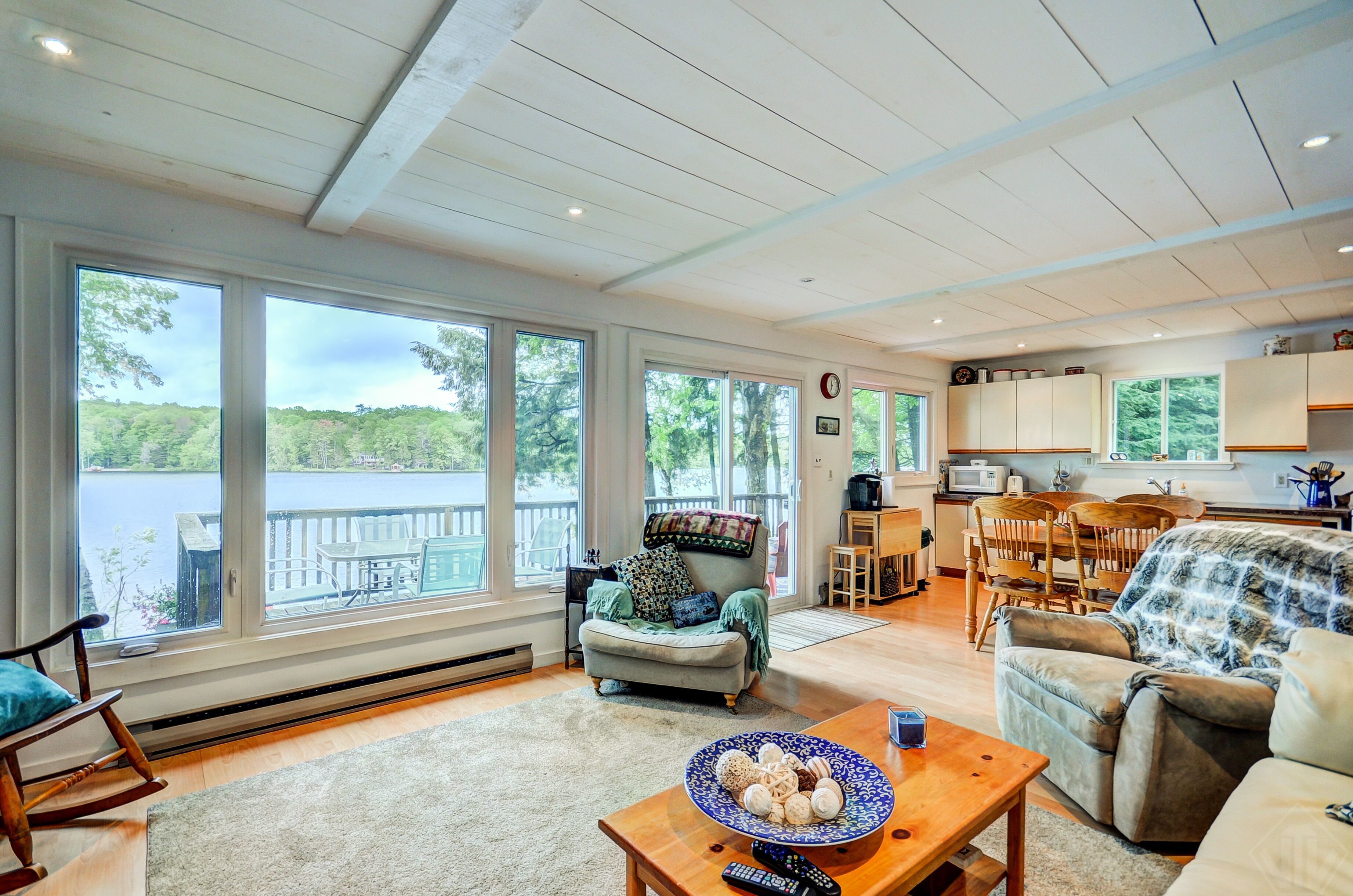 Cottage on a Pristine Lake -Enjoy a gentle entry to Lake. Great Family get away