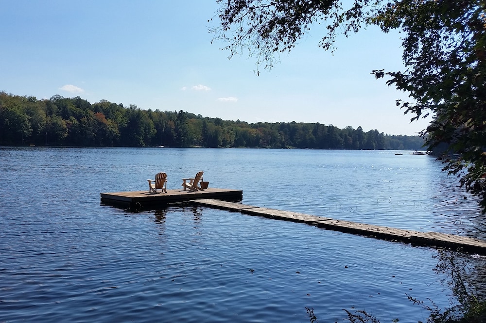 Cottage on a Pristine Lake -Enjoy a gentle entry to Lake. Great Family get away