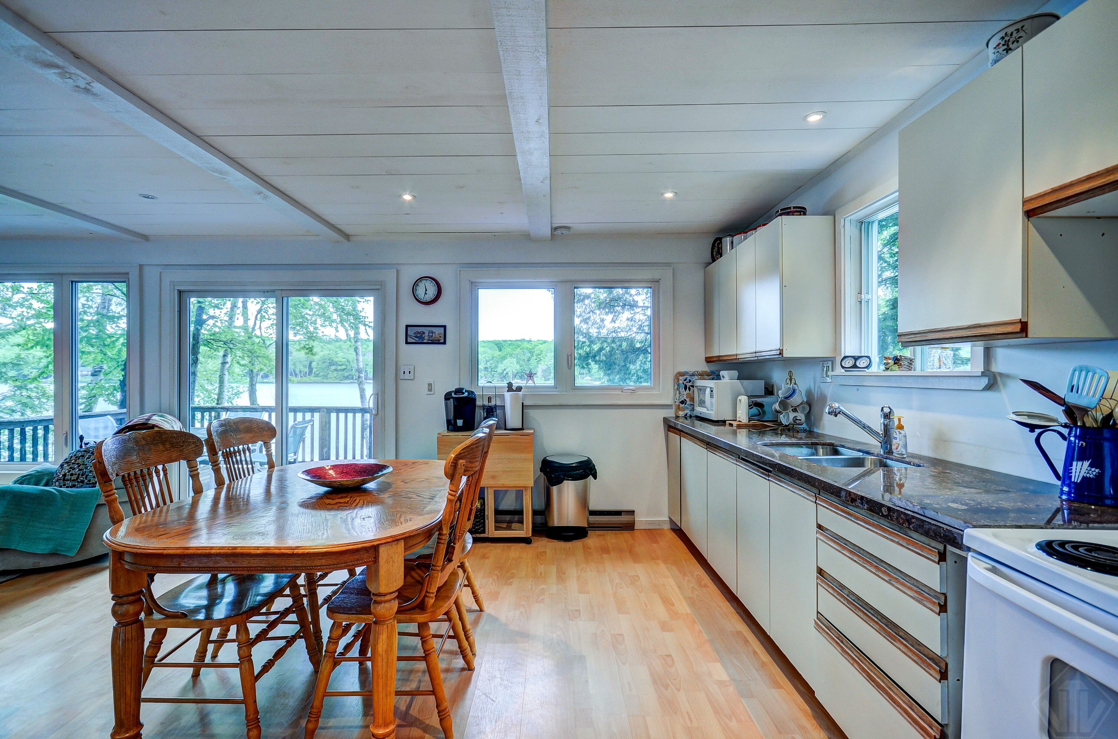 Cottage on a Pristine Lake -Enjoy a gentle entry to Lake. Great Family get away