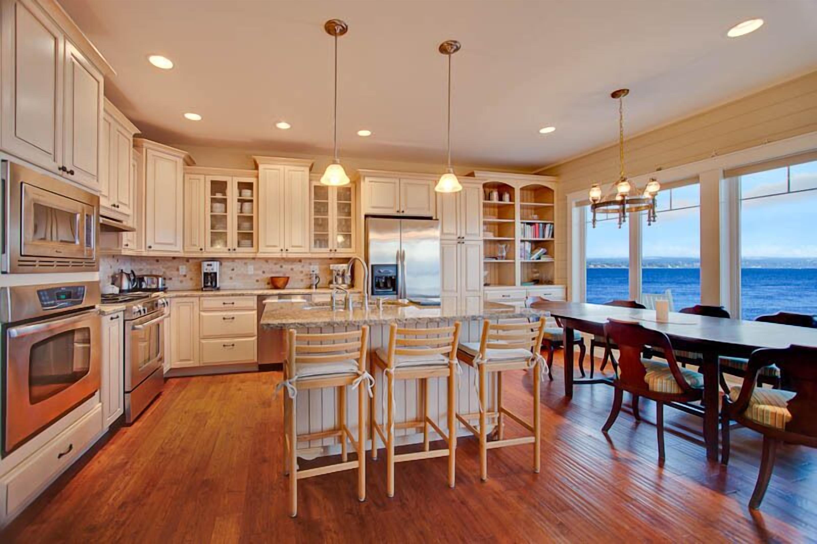  Luxury Cape Cod on Tidal Sandy Beach Sleeps up to 12 Close to Seattle