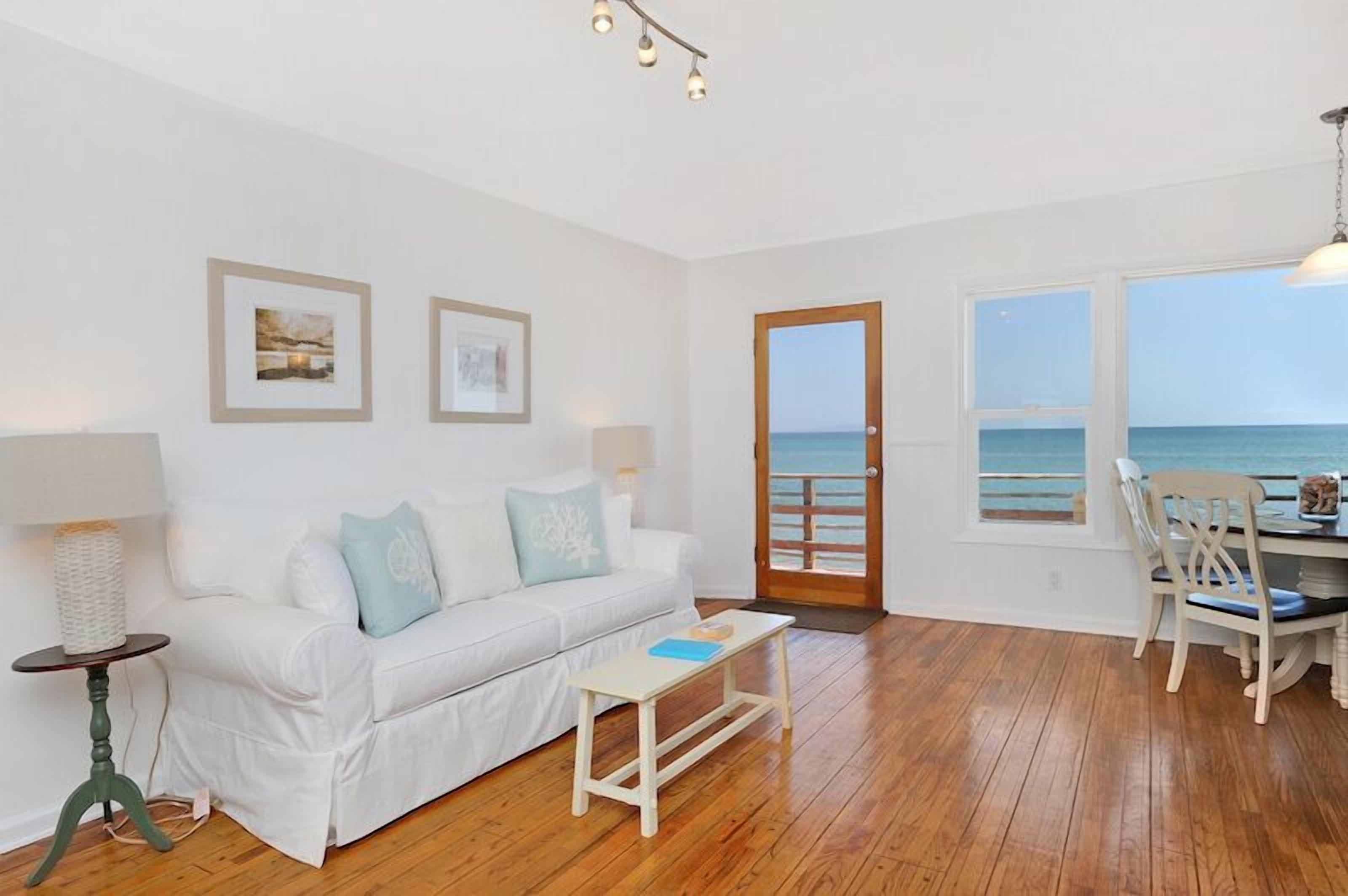 Oceanfront Cottage On Sandy Carbon Beach – Pelican