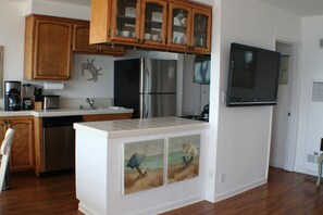 ثلاجة، ميكروويف، فرن، موقد طهي مسطح