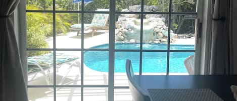 Piscine extérieure, chaises longues