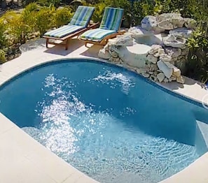 Piscina externa, espreguiçadeiras