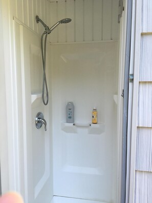 Ensemble douche/baignoire, sèche-cheveux, serviettes fournies, savon