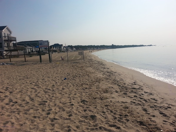 Playa en los alrededores, camastros y toallas de playa