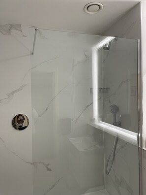 Bathtub, hair dryer, towels, soap - A stylish and sophisticated property centrally located in Howth (Howth)