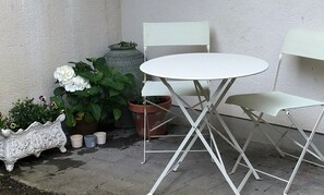 Outdoor dining - A  stylish and sophisticated property centrally located in Howth (Howth)