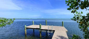 Quaint cottage, pool, dockage just minutes to Key West!