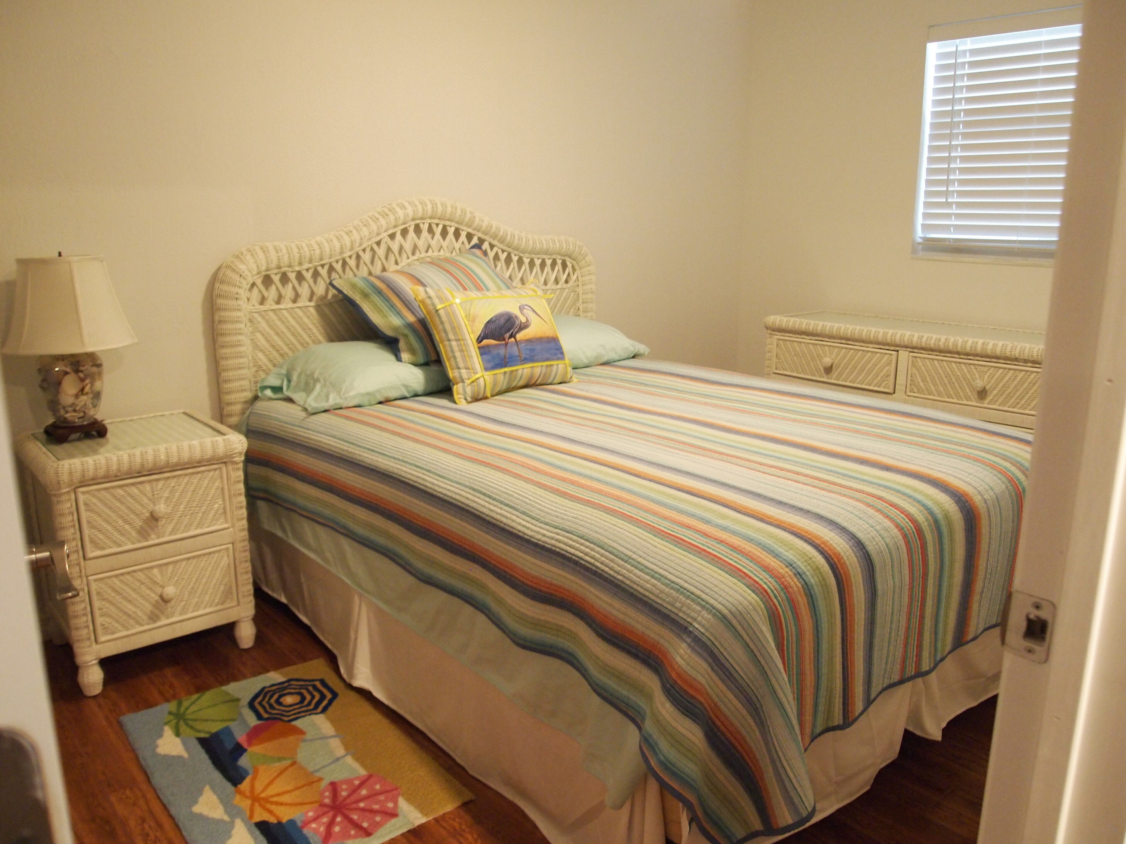 Quaint cottage, pool, dockage just minutes to Key West!