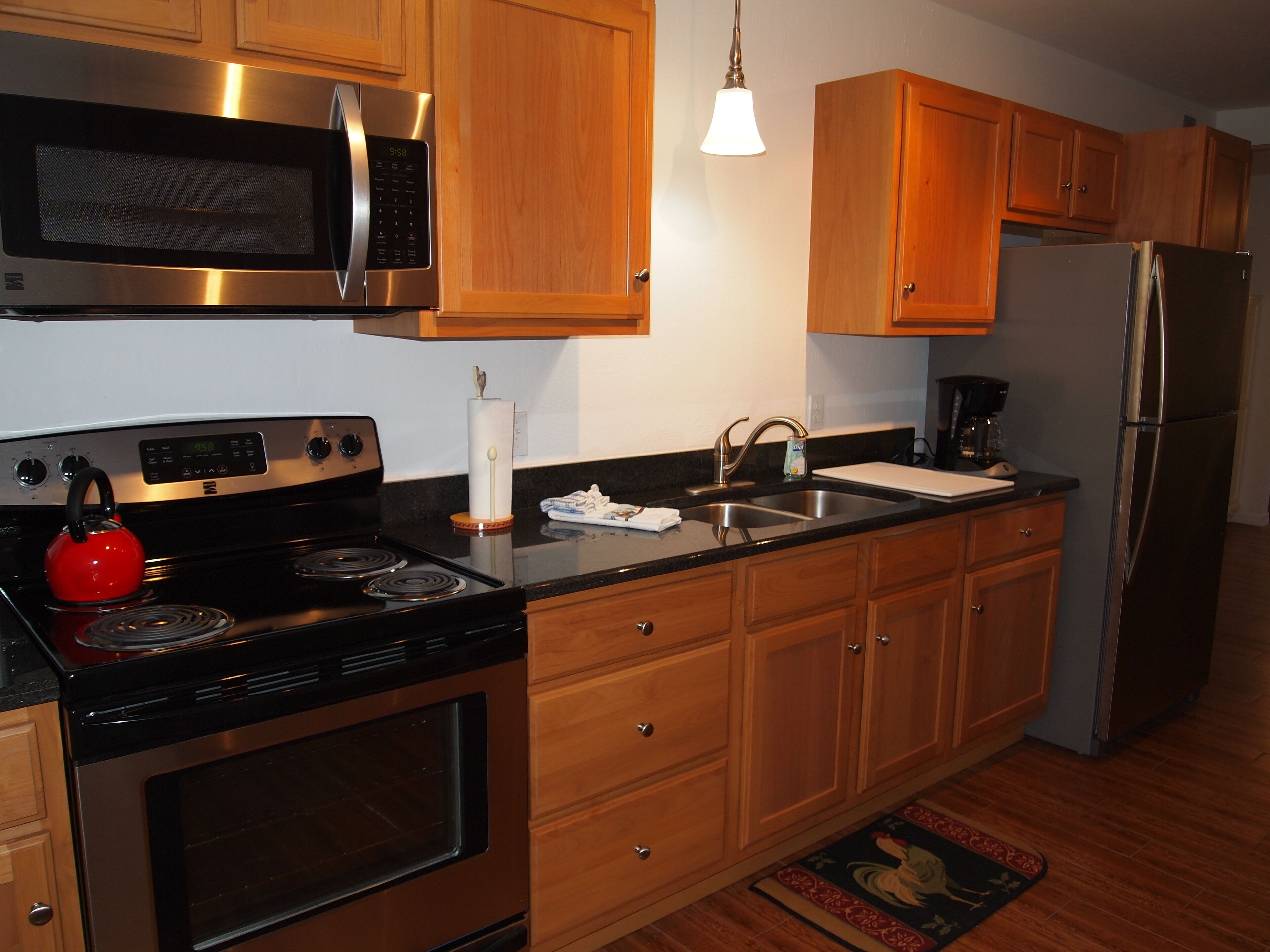 Quaint cottage, pool, dockage just minutes to Key West!