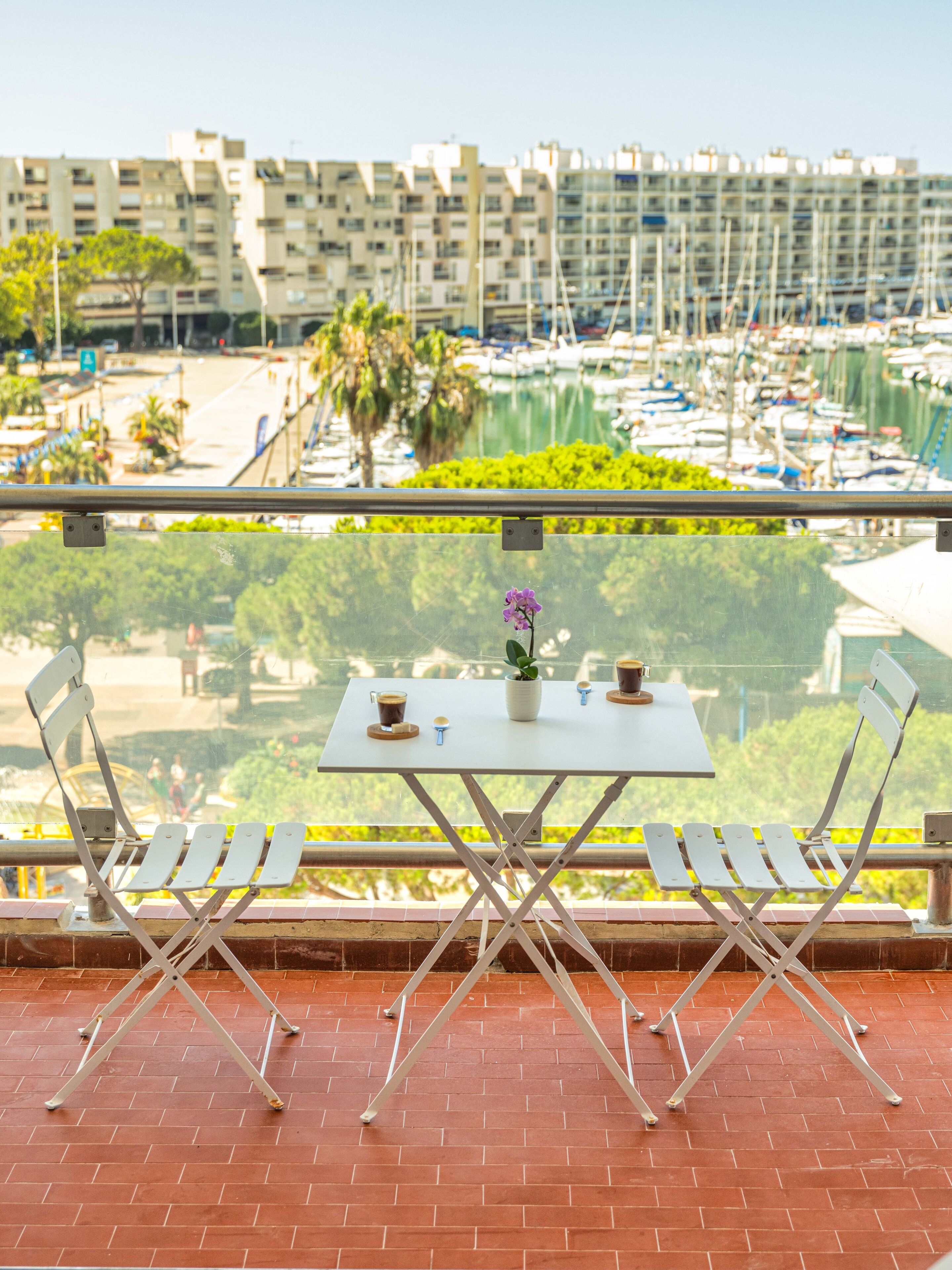 Very sunny spacious, family residence with Marina view, South of France
