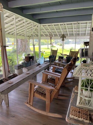 Vintage Home and Spacious Grounds - "mini-fest" area - 3 night Min.