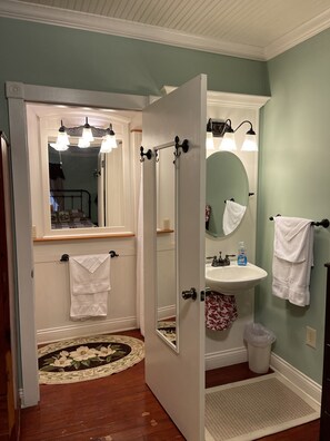 Duschwanne, Haartrockner, Handtücher, Seife