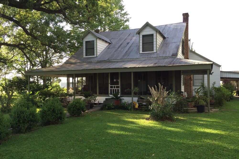 Casual Cajun Comfort - Vintage House & Reception Venue & 1 Acre Mini-Fest area