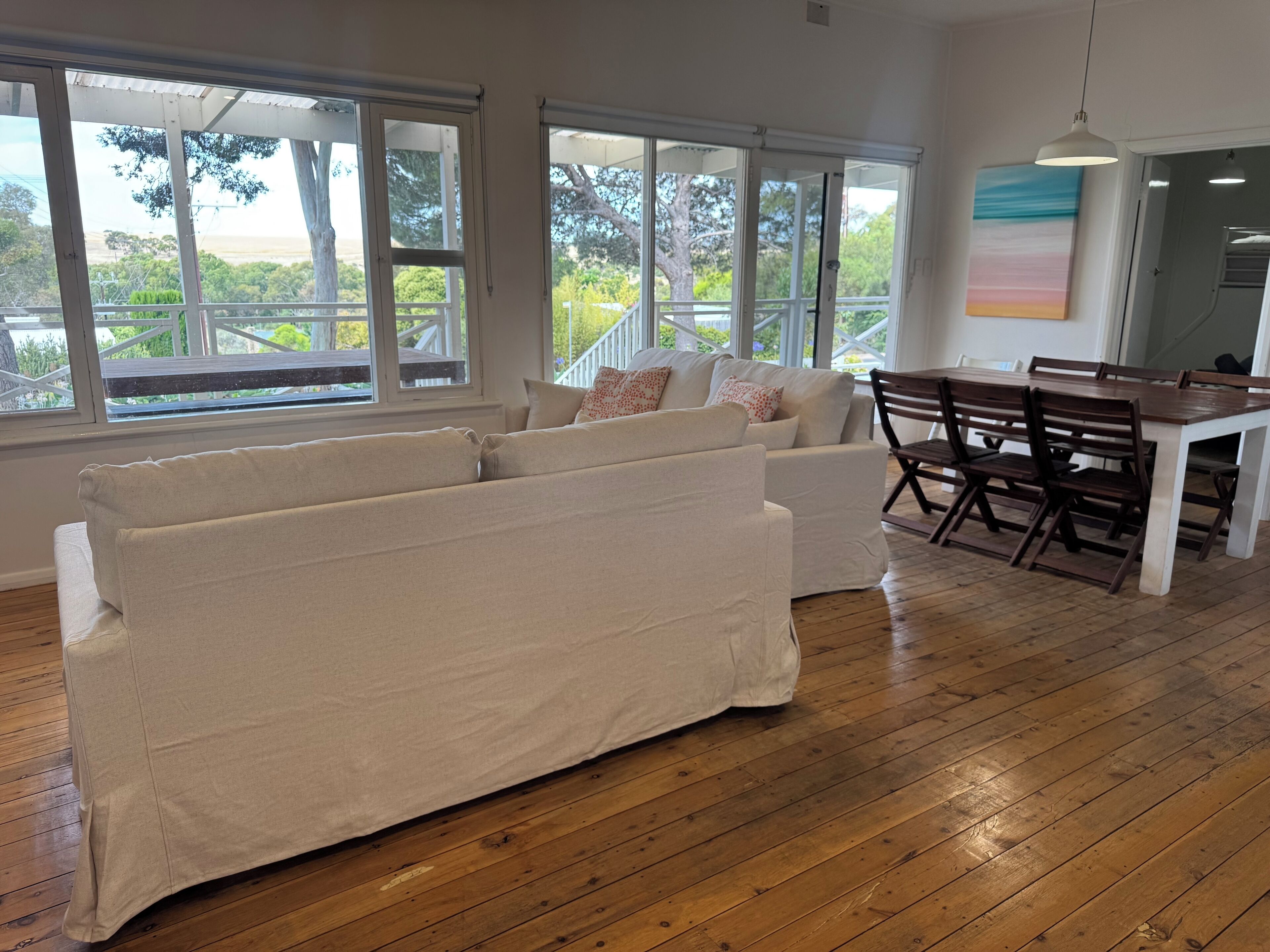 Télévision, lecteur de DVD, vidéothèque