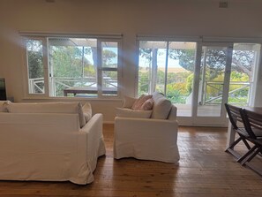 Télévision, lecteur de DVD, vidéothèque