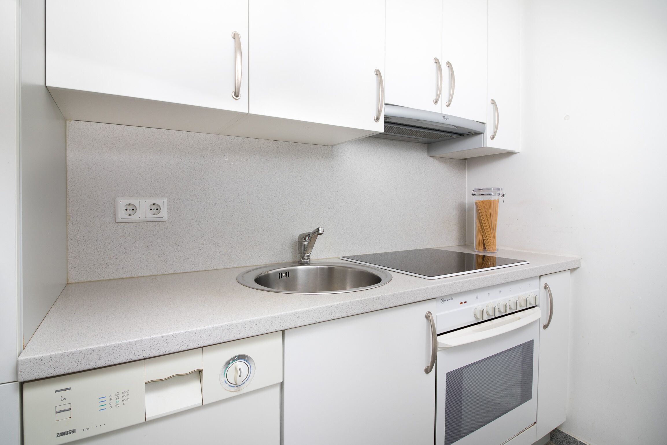 Kylskåp, ugn, spishäll och diskmaskin