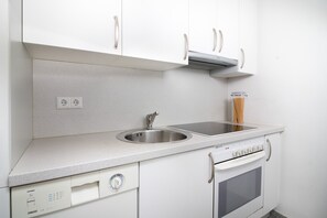 Een koelkast, een oven, een kookplaat, een vaatwasser