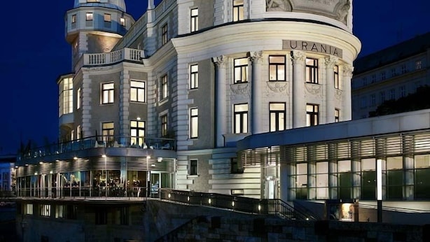 Un edificio histórico con una cúpula destacada y el nombre "URANIA" en su fachada.