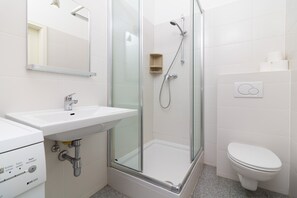 Ducha, secador de pelo, toallas, jabón