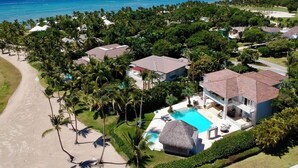 Un resort con piscina, varias construcciones y una playa.