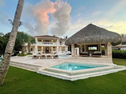 Best location PC Resort - 200yards from best beach - HOT TUB