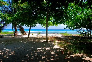 Sulla spiaggia, lettini da mare, teli da spiaggia
