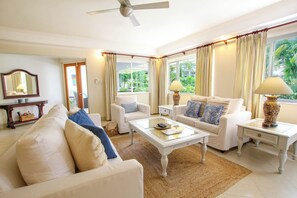 Smart TV, DVD player, books, stereo - Palm Beach 109 Hastings Barbados, 3 Bdrm condo. Beachfront, Pool, Best location! (Hastings)
