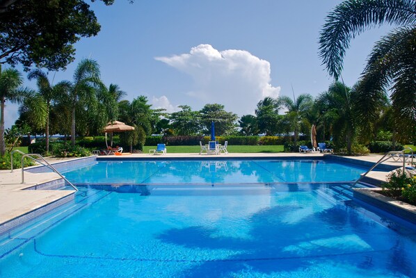 Outdoor pool - Palm Beach 109 Hastings Barbados, 3 Bdrm condo. Beachfront, Pool, Best location! (Hastings)