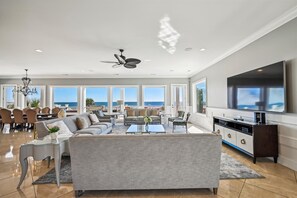 TV, videogiochi, tavolo da calcetto, impianto stereo