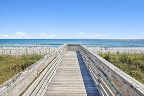 On the beach - The Haven, Luxury Oceanfront House with Game Room, Hot Tub & Pool (NORTH MYRTLE BEACH)
