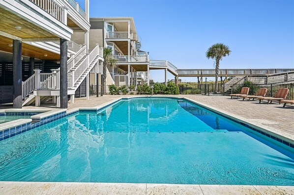 Alberca al aire libre y alberca climatizada