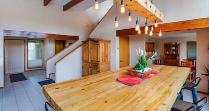 ⭐️3200ft🏊♂️Pool♨️Hot Tub🎱Billiards 🧳Sleeps 18 & Mtn Views🌄