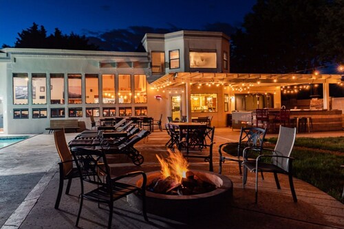 Tilava Urban Retreat w / lämmitetty uima-allas, poreallas ja vuoristomaisemat