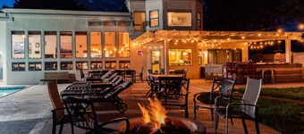 Retraite urbaine spacieuse avec piscine chauffée, spa et vue sur la montagne