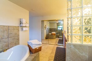 Combined shower/tub, jetted tub, hair dryer, towels